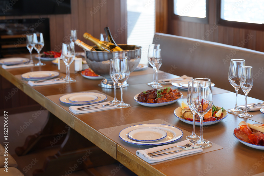 Fototapeta premium Experience an Elegant Dining Setup on a Luxurious Yacht, Featuring Exquisite Gourmet Cuisine