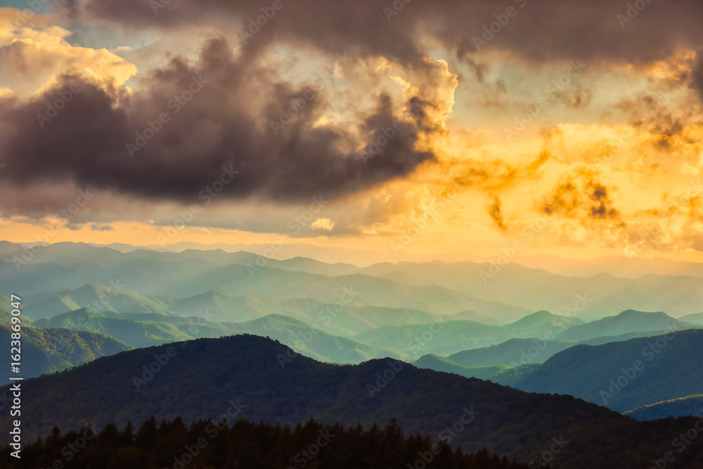 Obraz premium A dramatic cloudy landscape at sunset of the famous Blue Ridge Mountains with misty layers by Ashville, North Carolina in the United States