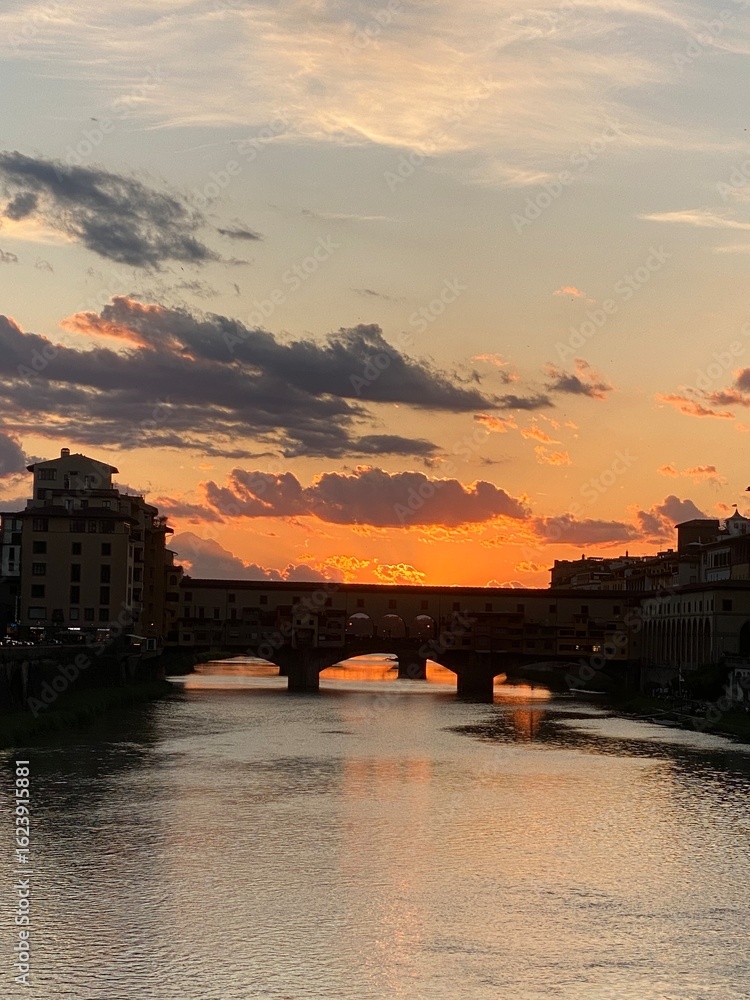 Naklejka premium Dramatic sunset behind Ponte Vecchio bridge in Florence, Italy