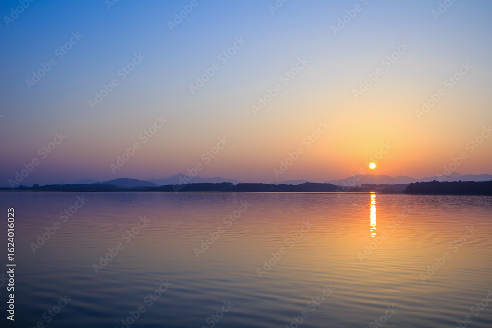 Naklejka premium 전북 고창군 동림지 저수지의 석양