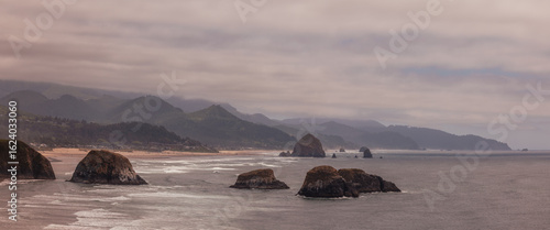 фотографія Views of the Canon beach and Oregon coastline vistas from Ecola State Park in the misty morning time