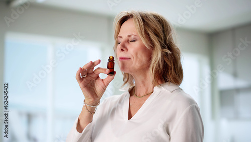 Cuadro en lienzo Woman Using Herbal Aromatherapy Inhaler