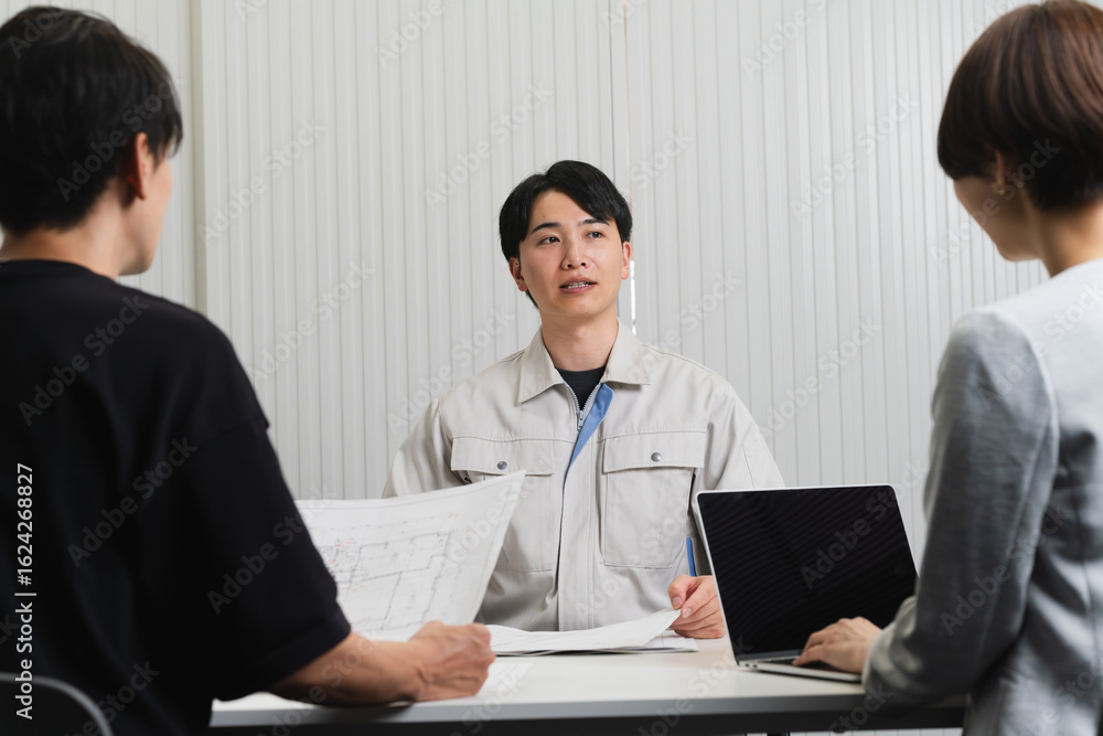 Obraz premium 建築士と話し合う建築現場の監督 建築イメージ