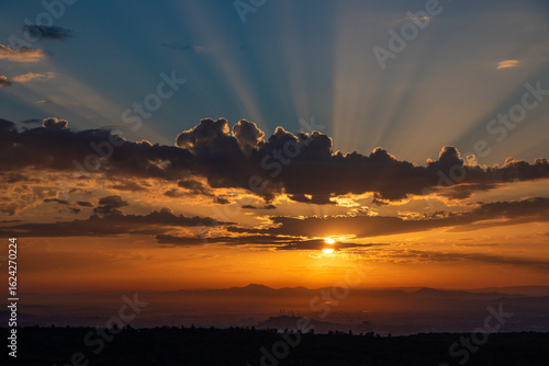 Sol tras las nubes en el amanecer