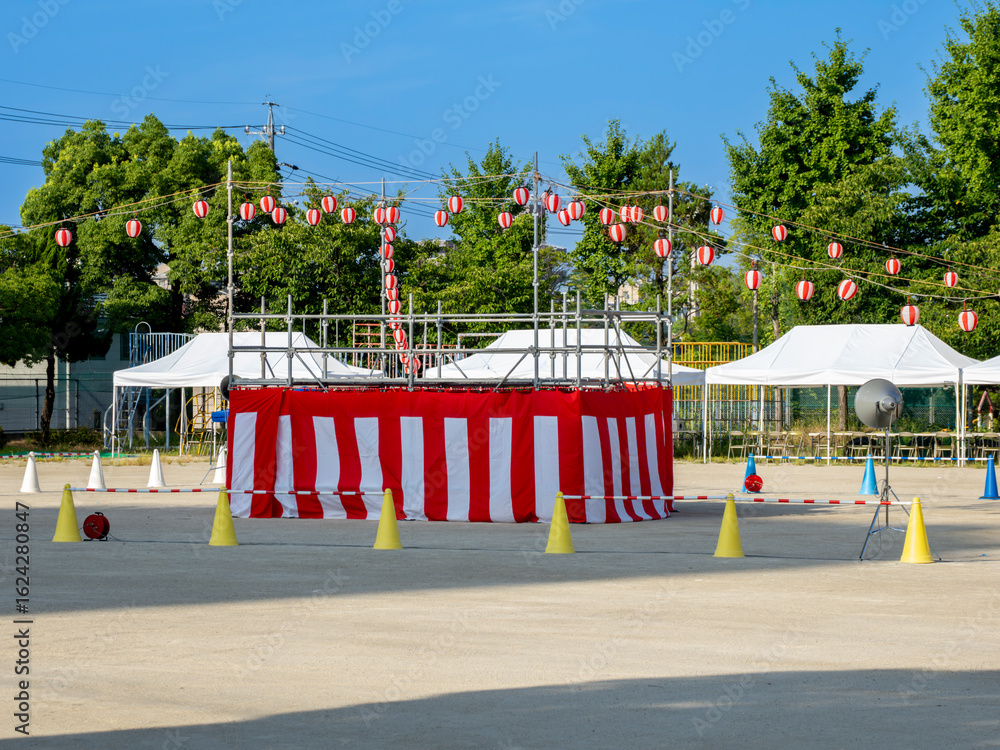Naklejka premium お祭り会場の設営、準備。夏祭り。盆踊り。秋祭り。