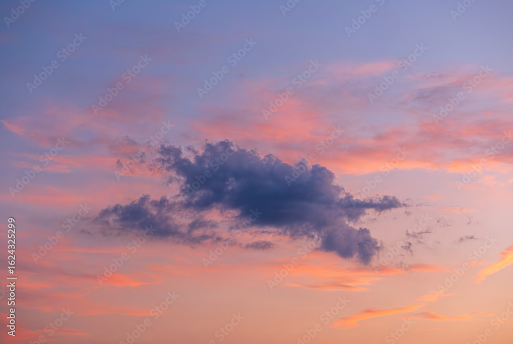 Fototapeta premium Bunter Himmel mit rosa Wolken bei einem wunderschönen Sonnenuntergang, Hintergrund