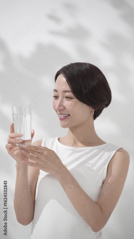ミネラルウォーターを飲む女性 ミネラルウォーターを飲む女性