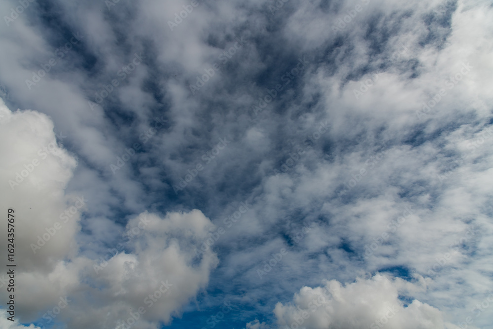 Obraz premium Medium and low cloud cover in the blue afternoon sky