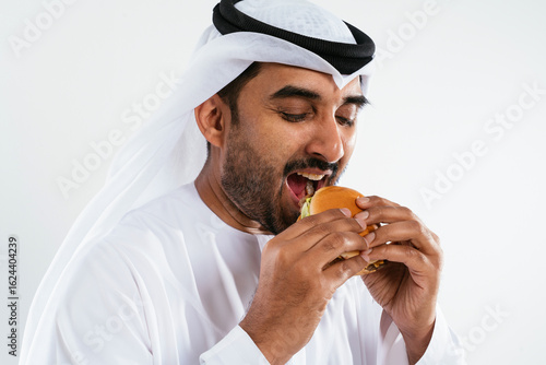 Photography Middle-eastern doctor wearing emirati kandura working in the office - emirati bu