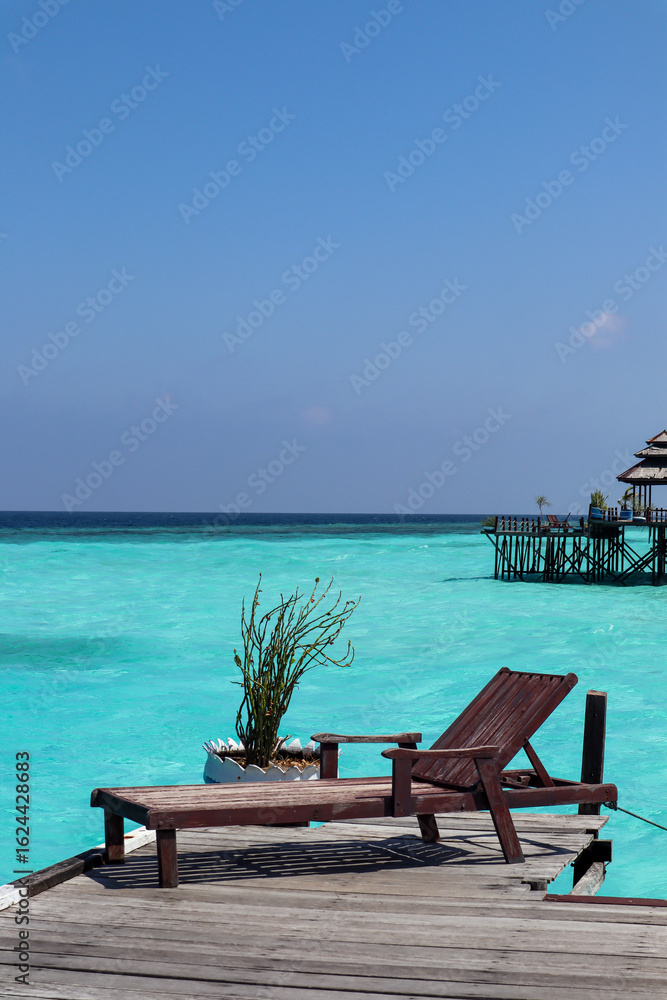 Fototapeta premium A serene view with clear turquoise water and bright blue skies