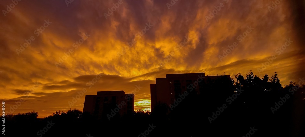 Fototapeta premium A breathtaking and stunning sunset unfolds over an enchanting urban landscape filled with beauty
