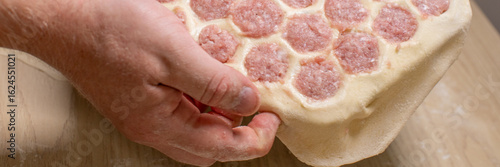 фотографія Sturdy hands craft homemade ravioli, dough embraces savory filling, evoking Cava