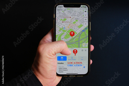 Mano sosteniendo un teléfono móvil para compartir ubicación y posición con aplicación de mapa callejero, navegación, ruta de itinerario y localizador de calles