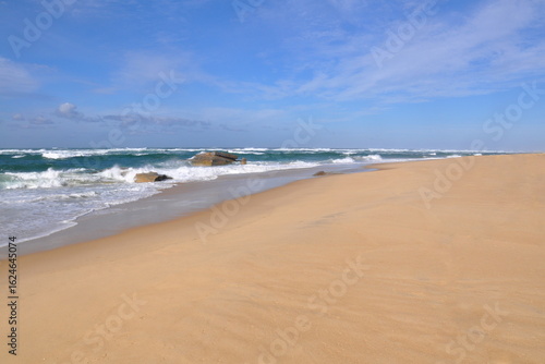 France, côte Atlantique, magnifique plage du Cap ferret à marée basse, laissant apparaitre des blockhaus en voie d'ensevelissement.
