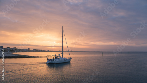 Photos voilier sortant du port du Pouliguen devant la plage de la Baule Escoublac au le