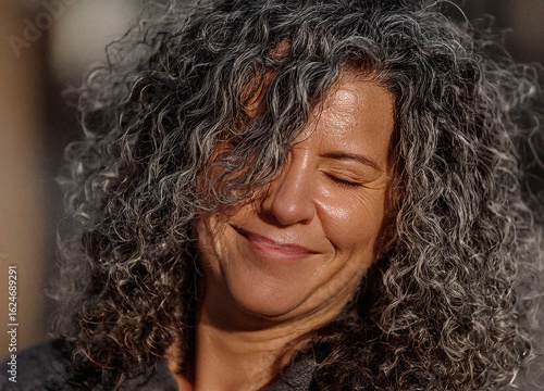 illustration of en elder woman with curly hairs