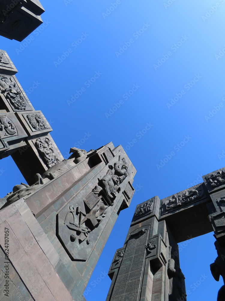 Obraz premium The Chronicles of Georgia monument, located on a hill near Tbilisi, stands as a massive tribute to the country’s rich history and Christian heritage. 