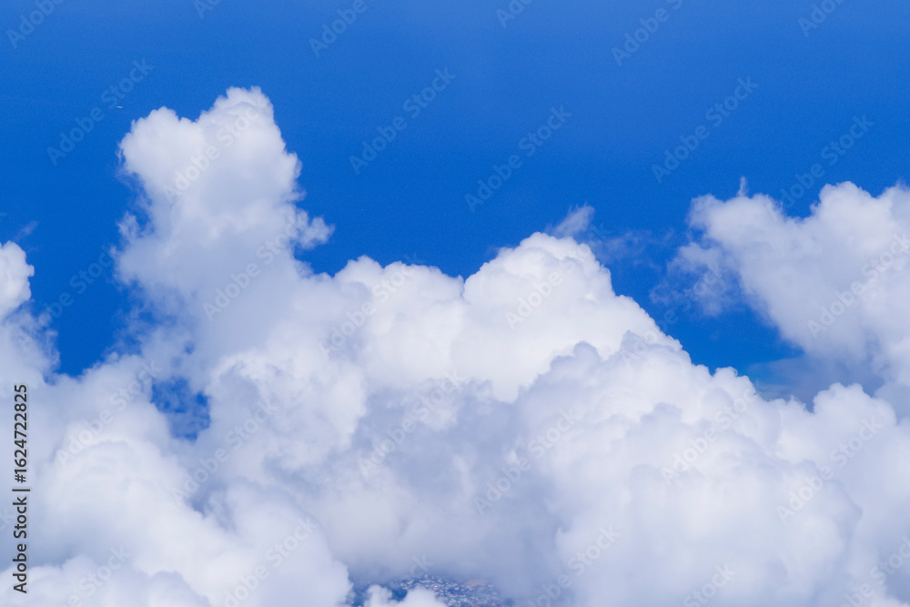 Obraz premium 空撮で捉えた美しい雲と大海原