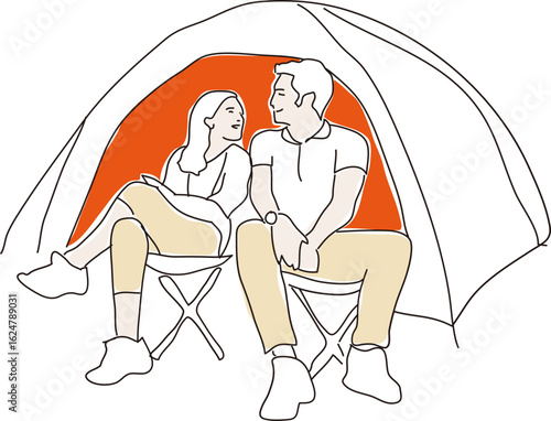 Couple au camping assis devant leur tente