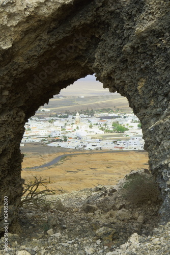 Teguise vista a través de un arco volcánico natural en Lanzarote, Islas Canarias