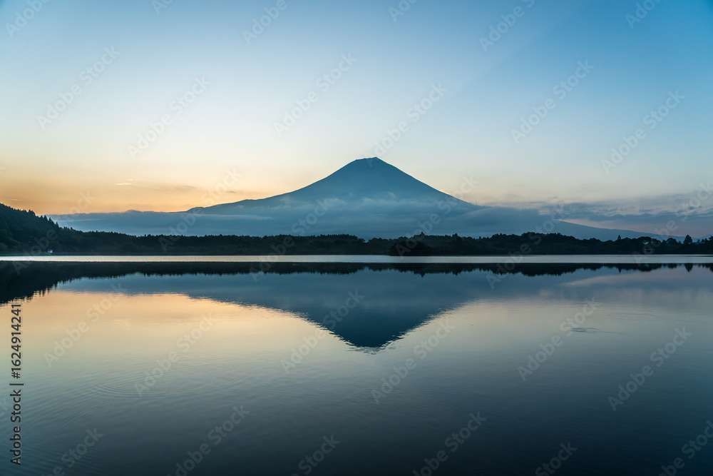 田貫湖の水面に映る朝の富士山 田貫湖の水面に映る朝の富士山