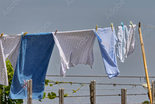 Esempio di asciugatrice ecologica bucato steso al sole