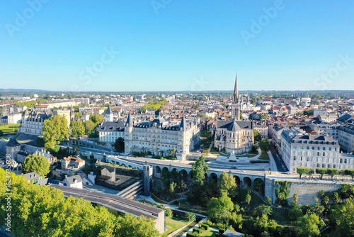 Vue aérienne de la ville de Pau, on voit le château (à gauche), la place Royale, l'hôtel du Département  et la fontaine de Vigny