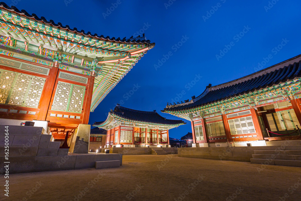 Fototapeta premium Gyeongbokgung Palace at Night and beautiful lights, Seoul, South Korea.