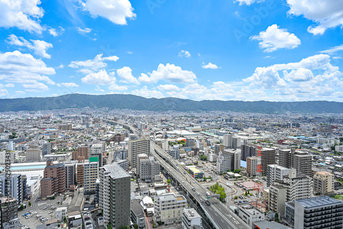 快晴の日に生駒山脈方面の市街地と高速道路を撮影した俯瞰写真　【大阪風景写真】