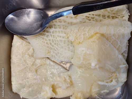 Fotografie cow reticulum or honeycomb on a tray