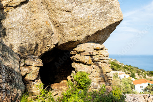 Foto Stone anti-pirate house home from rocks stones and boulders, hiding place dwelli