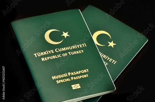 siyah arkaplan üzerine türk pasaportu fotoğrafları.