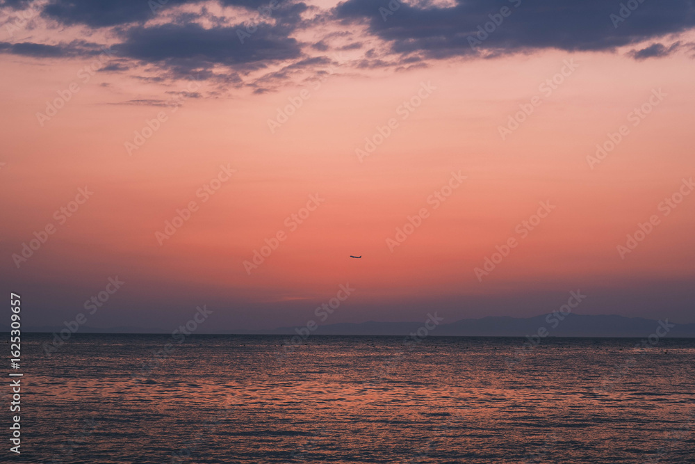 Fototapeta premium 泉南マーブルビーチ、美しい夕日の光が印象的な風景、日本、大阪