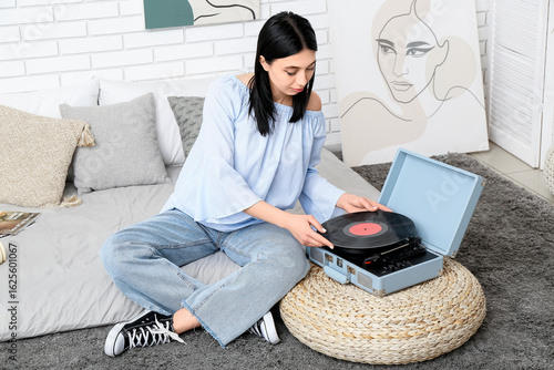 Young woman with record pla...