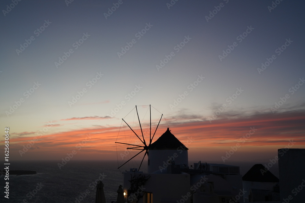 Fototapeta premium Beautiful sunset in Santorini Greece