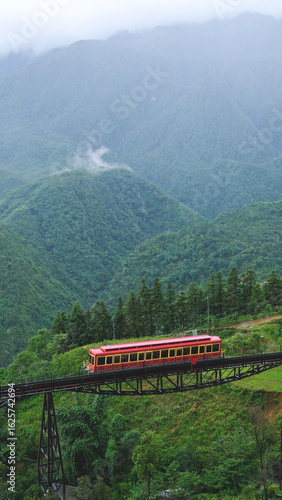 Obraz na płótnie The red monorail funicular and Fansipan mountain views in Sapa, Vietnam