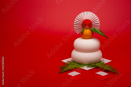 “鏡餅“を右側に配置した写真　赤背景　三宝(台座)無し