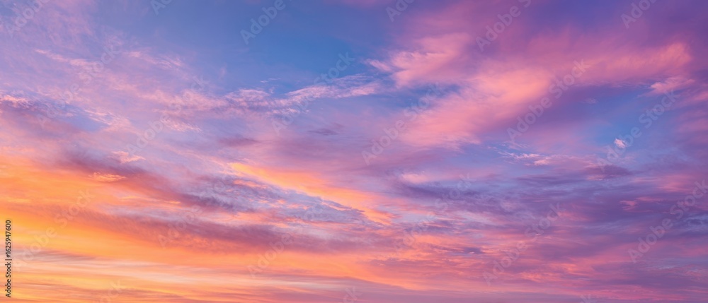 Fototapeta premium The stunning sunset sky with vibrant colors and beautiful cloud formations.