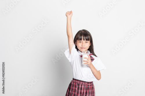 Fotografía A Chinese primary school student in a school uniform is drinking milk