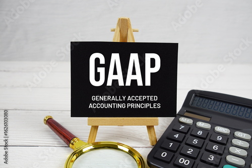 Foto GAAP Generally Accepted Accounting Principles text with magnifying glass and cal