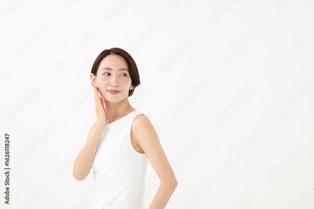 頬に手をあてるミドル女性 頬に手をあてるミドル女性