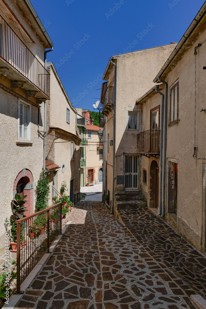 Obraz premium A narrow street among the old houses of Castelverrino, a small town in Molise, Italy.