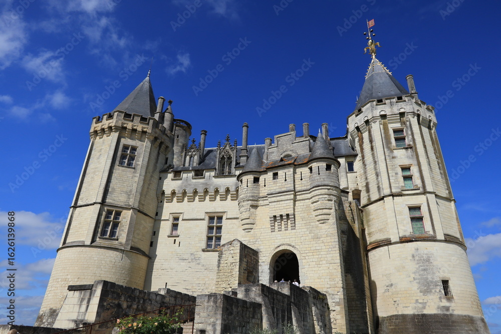 Fototapeta premium Châteaux de la Loire, façade du château de Saumur, célèbre monument historique français dans le Maine-et-Loire, avec ses tours imposantes (France)