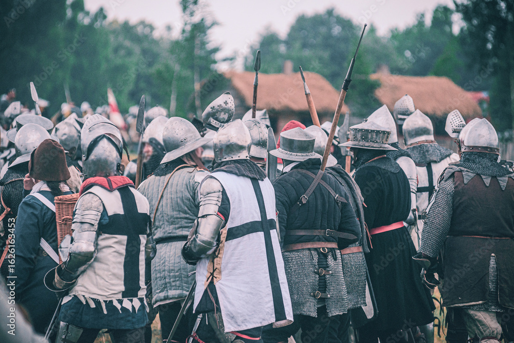 Obraz premium Bitwa pod Grunwaldem, średniowieczna bitwa z Krzyżakami, rekonstrukcja. Średniowieczne rycerstwo. 