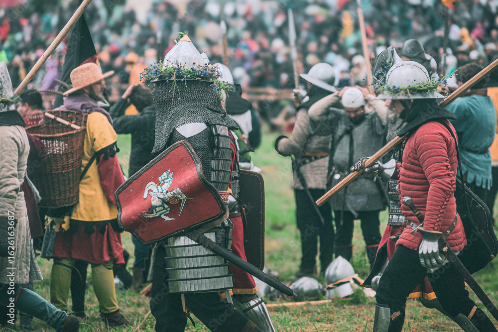 Obraz premium Bitwa pod Grunwaldem, średniowieczna bitwa z Krzyżakami, rekonstrukcja. Średniowieczne rycerstwo. 