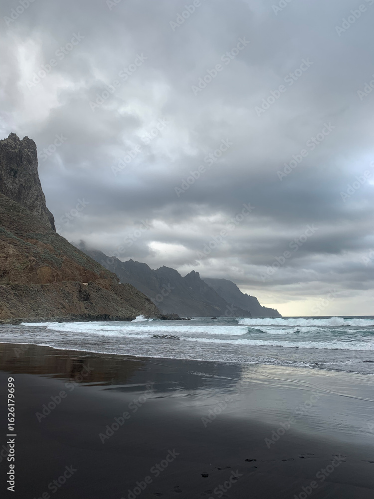Obraz premium black sand beach between volcanic rocks