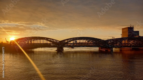 Brücke im Sonnenuntergang, Hamburg, Deutschland