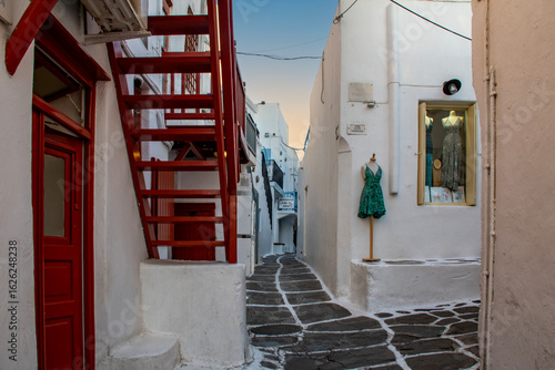 Fototapeta Naklejka Na Ścianę i Meble -  Strolling through the streets of Santorini (Greece)