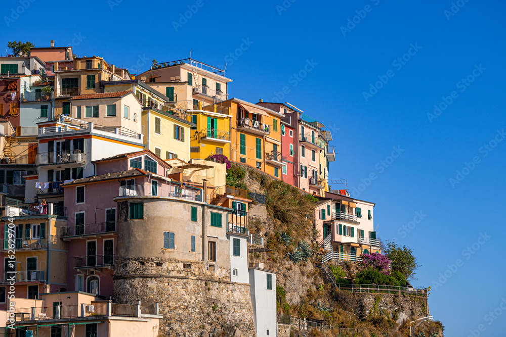 Obraz premium A photo of a hill of houses