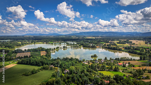 Widok na jezioro,w oddali góry.Widok z drona